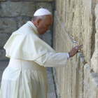 El papa Francisco reza en el muro de las Lamentaciones, el lugar más sagrado del judaísmo, en Jerusalén.