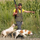 Borja Llamazares en un momento de su jornada de caza junto a sus dos perros. FERNANDO OTERO