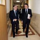Tomás Villanueva y José Antonio de Santiago-Juárez comparecieron tras el Consejo de Gobierno.