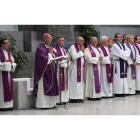 El obispo de Astorga, Camilo Lorenzo, rodeado de sacerdotes bercianos.
