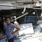 Unos palestinos inspeccionan una clase destruida en un colegio de la ONU en Jabalia, en el norte de la Franja de Gaza, hoy, miércoles 30 de julio de 2014.