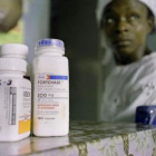 Una mujer nigeriana espera de que le sean administrados unos fármacos contra el sida
