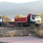 Camiones trabajando en la zona del Cylog de Ponferrada. DE LA MATA
