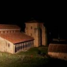 Imagen nocturna del monasterio de San Miguel de Escalada