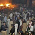 Un centenar de personas acude al lugar en el que una mujer y dos niñas fallecieron en un ataque contra una comunidad de la minoría ahmadi, en la ciudad de Gujranwala, en la provincia del Punyab (Pakistán), en la madrugada de este lunes.