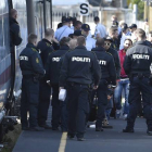 Un policía danés ante un tren donde viajajn refugiados sirios.