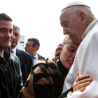 El papa Francisco abraza a una mujer tras abandonar hoy el hospital Gemelli de Roma en el que permanecía ingresado desde el pasado miércoles a causa de una bronquitis EFE/ANGELO CARCONI