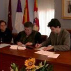 Concepción García y Juan Martínez Majo firman el acuerdo de cesión