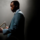 Don Cheadle, caracterizado de Miles Davis en el 'biopic' sobre el trompetista.