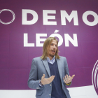 El secretario general de Podemos Castilla y León, Pablo Fernández, ofrece una rueda de prensa en la capital leonesa