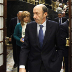 Rubalcaba y Valenciano (detrás), en un receso del pleno del Congreso celebrado ayer.