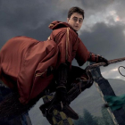 Harry Potter jugando a quidditch en un fotograma de El Cáliz de Fuego.