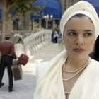 La actriz Adriana Ugarte, en una imagen de la serie 'El tiempo entre costuras'.