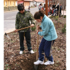 Dos de los niños participantes en la actividad ambiental.