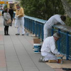 Operarios del Ayuntamiento acondicionando uno de los puentes de la ciudad