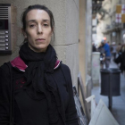 Zaida Elena, en el portal de la que durante ocho años ha sido su casa, en el carrer Rec Comtal de Barcelona.