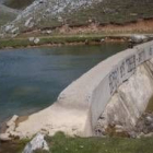 Vista de la pequeña presa en el puerto de Pinos, denunciada ante la CHD