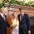 Ernesto Augusto Jr. y Ekaterina Malysheva, junto al alcalde Stefan Schosto, tras contraer matrimonio.