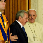 El papa Francisco y Raúl Castro, presidente de Cuba, tras la reunión que han mantenido en el Vaticano, este domingo.