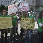 Imagen de algunos de los manifestantes ante la Subdelegación del Gobierno.