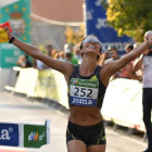 Nuria celebra en el momento de cruzar la mera su triunfo en el Nacional de Media Maratón. GASPAR LUNA