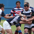 Herreras, el capitán de Bierzo Rugby, intenta lanzar en un maul ante los gallegos.