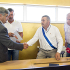 Los exalcaldes Lorenzana y Llamazares saludan al nuevo regidor, Roberto Aller. F. OTERO PERANDONES