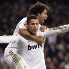 Ronaldo celebra con su compañero, el brasileño Marcelo, el segundo gol del Real Madrid.