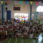 Los participantes en la fiesta de clausura del campamento. DL