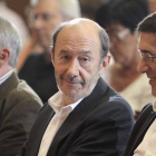 Alfredo Pérez Rubalcaba y Patxi López durante el acto electoral de su partido celebrado este sábado en San Sebastián.