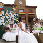 Las damas y reinas de la localidad en el desfile de las fiestas de Valderas.