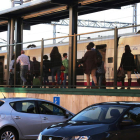 Viajeros en la estación de León de uno de los trenes AVE a Madrid en un puente. SECUNDINO PÉREZ