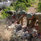 Soldados israelíes buscan a los jóvenes secuestrados.