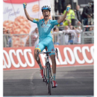 Aru festaja su triunfo en la cima del Montecampione.