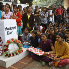 Ceremonia en recuerdo a una mujer que murió víctima de una violación, el pasado diciembre en Bangalore.