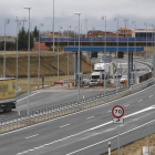 Imagen de vehículos transitando por la zona de peajes de la autopista León-Astorga.