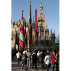 Pendones leoneses ayer, ante la Catedral de Sevilla.