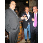 Suárez, Prada y Orellana, brindaron con el primer vino.