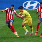 El centrocampista japonés del Villarreal Takefosa Kubo (c) pelea un balón con el centrocampista belga del Atlético de Madrid Yannick Ferreira Carrasco (i). EMILIO NARANJO
