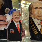 La empleada de una tienda de 'souvenirs' de Moscú saca brillo a las matrioskas de Trump y Putin, a cuatro días de la investidura del primero como presidente de EEUU.