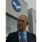 Antonio Vázquez Fernández, delante de la fábrica de Piva