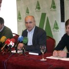 Turrado, en el centro, junto a Cañón y Vidal presentó el informe agrícola del 2012.