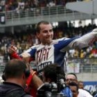 El piloto español Jorge Lorenzo celebra eufórico con su equipo la consecución del Campeonato del Mun