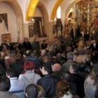 La subasta de los pasos de Sahagún congregó a decenas de vecinos de la villa
