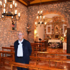 Don Manuel posa orgulloso en la iglesia de Alejico que ha restaurado y puesto en valor con un resultado espectacular. CASTRO