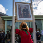 Una marroquí sostiene el retrato de Mohamed VI. JULIO MUÑOZ