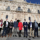 Ana Beltrán, en el centro junto a Suárez-Quiñones, arropó ayer a la candidatura del PP leonés. RAMIRO