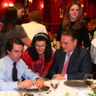 Los seguidores de Aznar hicieron cola tras la comida-mitin para conseguir un autógrafo de su gurú.