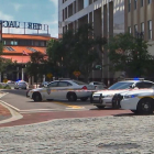 Coches de policía cerca de la zona del tiroteo en Jacksonville.