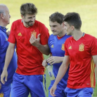 Bartra, Casillas y Piqué en una concentración de la selección junto al seleccionador Vicente del Bosque.
